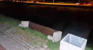 Zniszczona ławka na ścieżce rowerowej w Żywcu