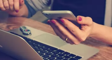 Uwaga na fałszywe inwestycje w internecie – 55-latka straciła prawie 300 tysięcy złotych!