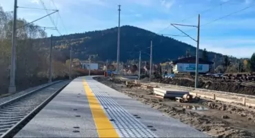 Modernizacja linii kolejowej nr 139 nabiera tempa – nowy peron w Milówce coraz bliżej ukończenia