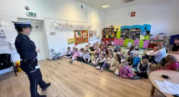 Policjanci z Żywca uczą najmłodszych, jak być bezpiecznym na drodze