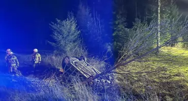 Dachowanie samochodu w Sopotni Wielkiej – interweniowały służby