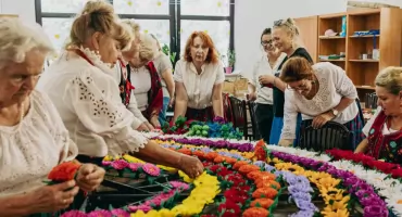 Mistrzynie bibułkowego rzemiosła tworzą wieniec dla TKB