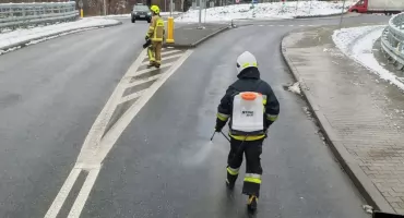 Interwencja OSP Oczków: Usunięcie plamy ropopochodnej