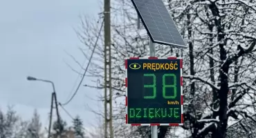 Nowy wyświetlacz prędkości w Cięcinie już działa – poprawi bezpieczeństwo pieszych