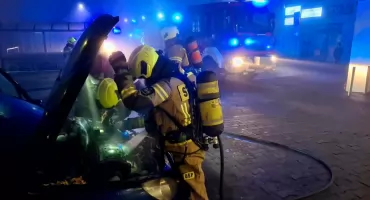 Pożar samochodu na parkingu przy ul. Beskidzkiej w Łodygowicach