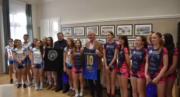 Sportowa młodzież z „Kopernika” z wizytą w Starostwie Powiatowym w Żywcu