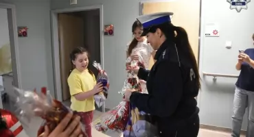 Mikołajkowa wizyta policjantów u małych pacjentów w Żywcu