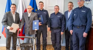 Chorzów: Bohaterski policjant potrzebuje pomocy po dramatycznej akcji ratunkowej