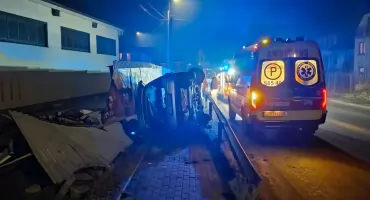Rajcza: samochód osobowy przewrócił się na bok po uderzeniu w barierki