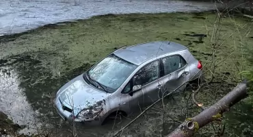 Samochód wpadł do bagiennego rozlewiska w Sopotni – poranne oblodzenie dało się we znaki