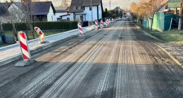 Nowy chodnik i asfalt na ul. ks. Karola Śmiecha w Żabnicy
