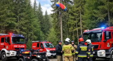 Interwencja służb w Złatnej – paralotniarz na drzewie