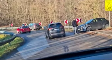 Groźna kolizja na ulicy Beskidzkiej. Ruch sparaliżowany na granicy Zarzecza i Tresnej