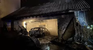 Pożar garażu w Cięcinie. Spłonął samochód, na szczęście bez ofiar