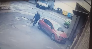 Kradzież z pojazdu w Bielsku-Białej – policja poszukuje sprawcy