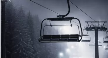 Dramatyczne chwile na stoku w Rzykach – kilkudziesięciu narciarzy uwięzionych na wyciągu