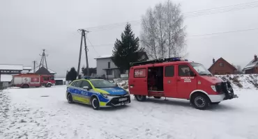 Osoba na tafli zamarzniętego jeziora w Zarzeczu
