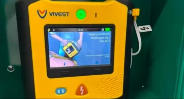 Defibrylator AED w Szkole Podstawowej nr 5 w Żywcu – ważny krok w stronę bezpieczeństwa