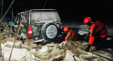 Auto na lodzie, lód pękł – groźne zdarzenie na Jeziorze Żywieckim 