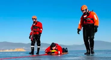 Strażacy ćwiczą na jeziorze żywieckim 