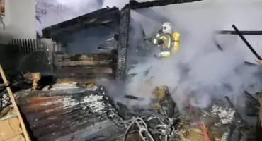 Nocny pożar budynku gospodarczego w Nieledwi