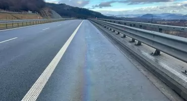 Plama substancji ropopochodnej na S1. Służby szybko zabezpieczyły trasę