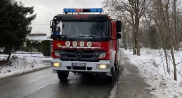 Powalone drzewo zablokowało ul. Kościuszki w Pietrzykowicach