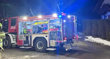 Nocny pożar sadzy w Koszarawie. Szybka akcja strażaków zapobiegła tragedii