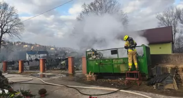 Pożar kontenera obok cmentarza