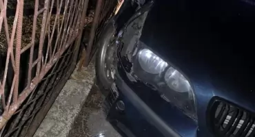 Pościg za 18-latkiem w Międzybrodziu Żywieckim. Uderzył w ogrodzenie podczas ucieczki