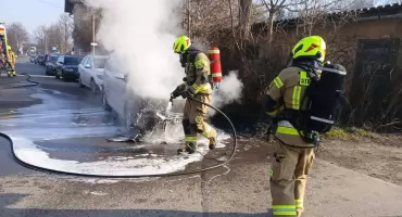 Pożar samochodu na ul. Dworcowej w Milówce