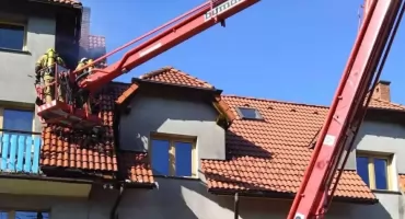 Pożar budynku w Korbielowie i interwencje przy pochylonych drzewach