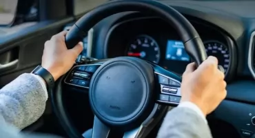 „Łapki na kierownicę” – chwila nieuwagi może zmienić życie! Policjanci apelują o odpowiedzialność