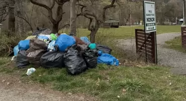 Zaśmiecone pole namiotowe w Węgierskiej Górce to wyzwanie dla harcerzy i lokalnej społeczności