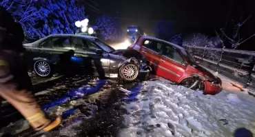 Nocne zderzenie na ulicy Żywieckiej wymagało interwencji służb ratunkowych