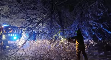 Noc pełna wyzwań dla strażaków w powiecie żywieckim z powodu intensywnych śnieżyc