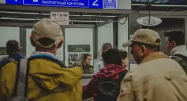 Straż Graniczna zatrzymała poszukiwanego mężczyznę na lotnisku w Katowicach