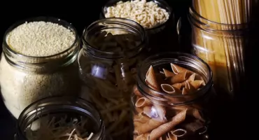 Gluten, IG i błonnik – jak nie pogubić się w dziale z produktami sypkimi?