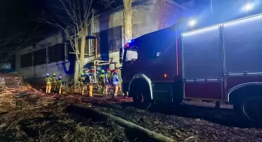 Nocny pożar w tartaku w Łękawicy opanowany przez strażaków