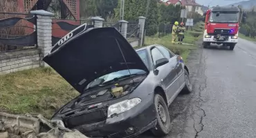 Wypadek w Bystrej Samochód zjechał do rowu jedna osoba w szpitalu