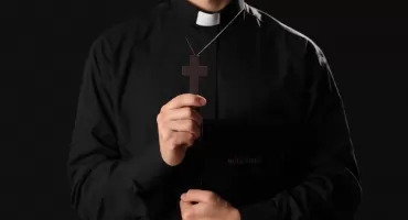 Były proboszcz z Międzybrodzia Bialskiego w rejestrze sprawców. Decyzja komisji i głos ofiary