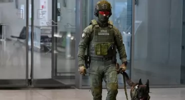 Pasażer rozbawił lotnisko fałszywym żartem o broni i utracił podróż