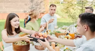 Przyjęcie w ogrodzie bez stresu. Jak zaplanować menu, które przetrwa kilka godzin na słońcu?