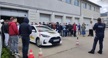 Młodzież rywalizuje w turnieju motoryzacyjnym w Bielsku-Białej o tytuł najlepszych kierowców