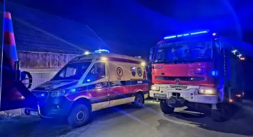 Nocny pożar poddasza w Pietrzykowicach. Strażacy walczyli z ogniem