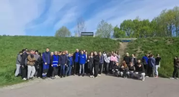 Młodzież z Żywca aktywnie sprząta brzegi Jeziora Żywieckiego