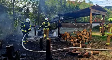 Pożar wiaty w Twardorzeczce szybko opanowany przez strażaków
