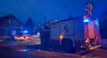 Strażacy zabezpieczyli niebezpieczny kabel telekomunikacyjny w Czernichowie
