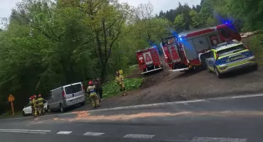 Kolizja na ulicy Zakopiańskiej w Ślemieniu z udziałem dwóch samochodów