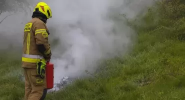 Pożar śmieci w Pewli Ślemieńskiej szybko opanowany przez strażaków
